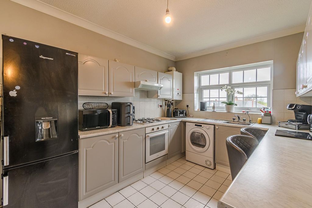 Additional image 3 of 2 bed flat for saleBarrians Way, Barry CF62