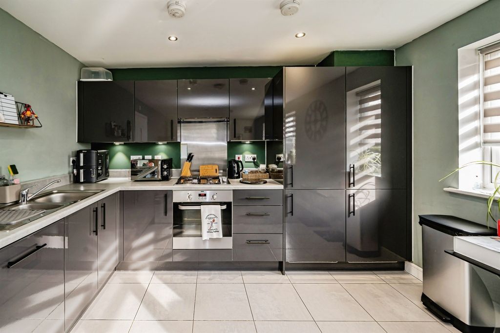 Additional image 2 of 2 bed flat for saleKempster Way, Weston Turville, Aylesbury HP22