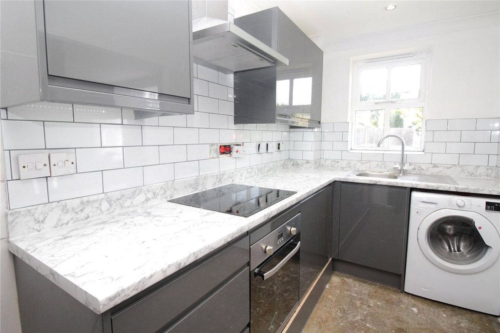 2 bed flat for saleNorthampton Grove, Langdon Hills, Basildon, Essex SS16 photo 2