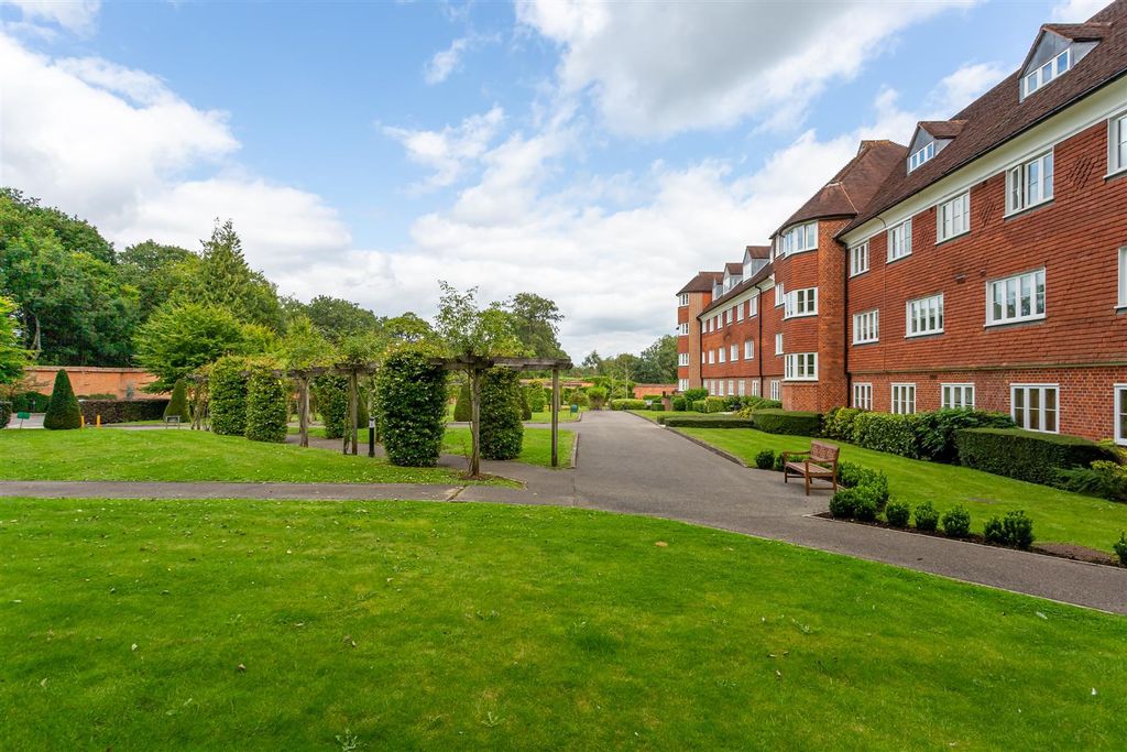 2 bed flat for saleElizabeth Drive, Banstead SM7