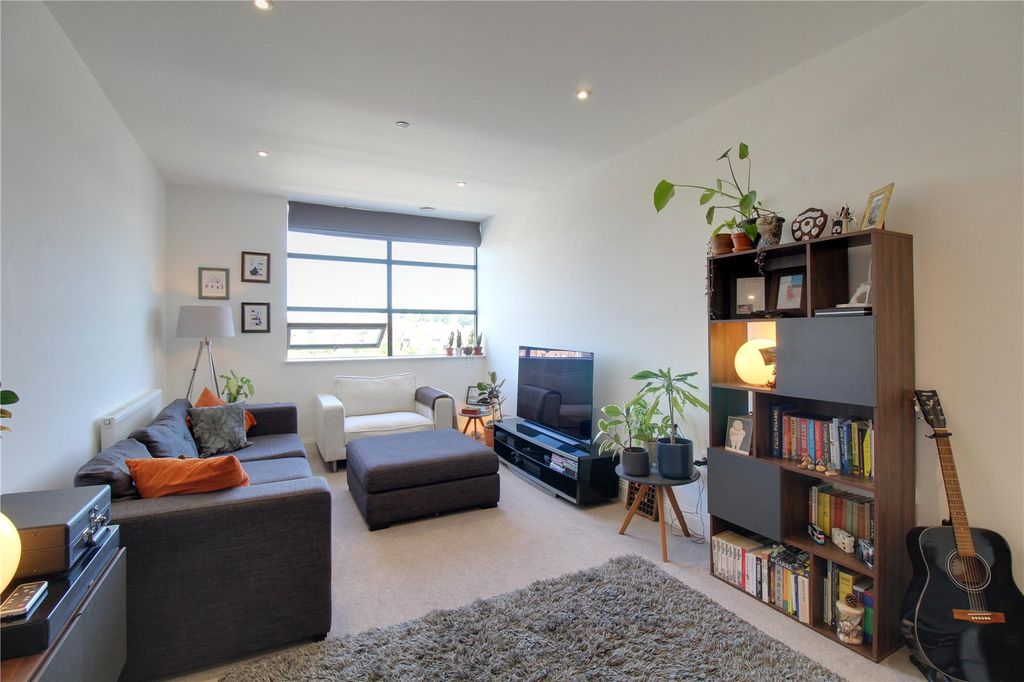2 bed flat for saleFullbrook Drive, Basingstoke, Hampshire RG21 photo 2