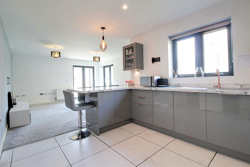 Additional image 13 of 2 bed flat for saleBirtchnell Close, Berkhamsted HP4