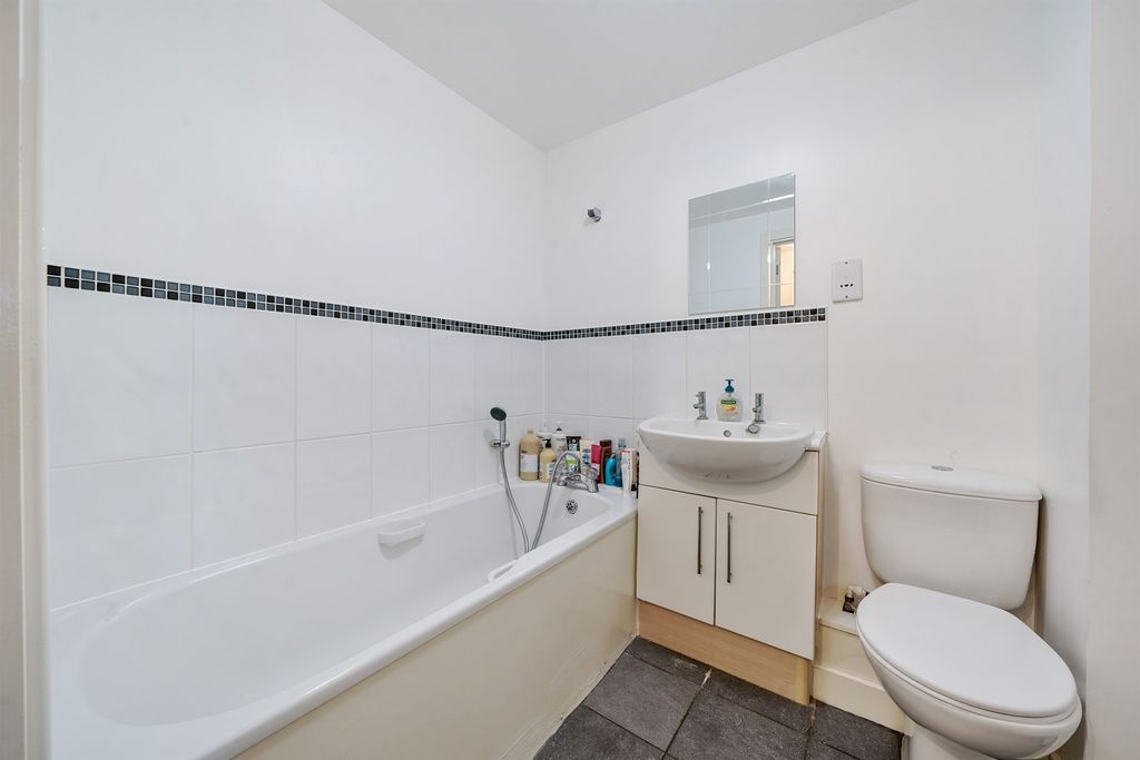 Additional image 7 of 2 bed flat for saleHigh Street, Berkhamsted HP4