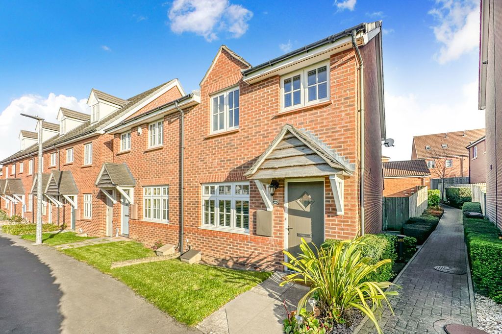3 bed semi-detached house for saleClipson Crest, Barton-Upon-Humber DN18