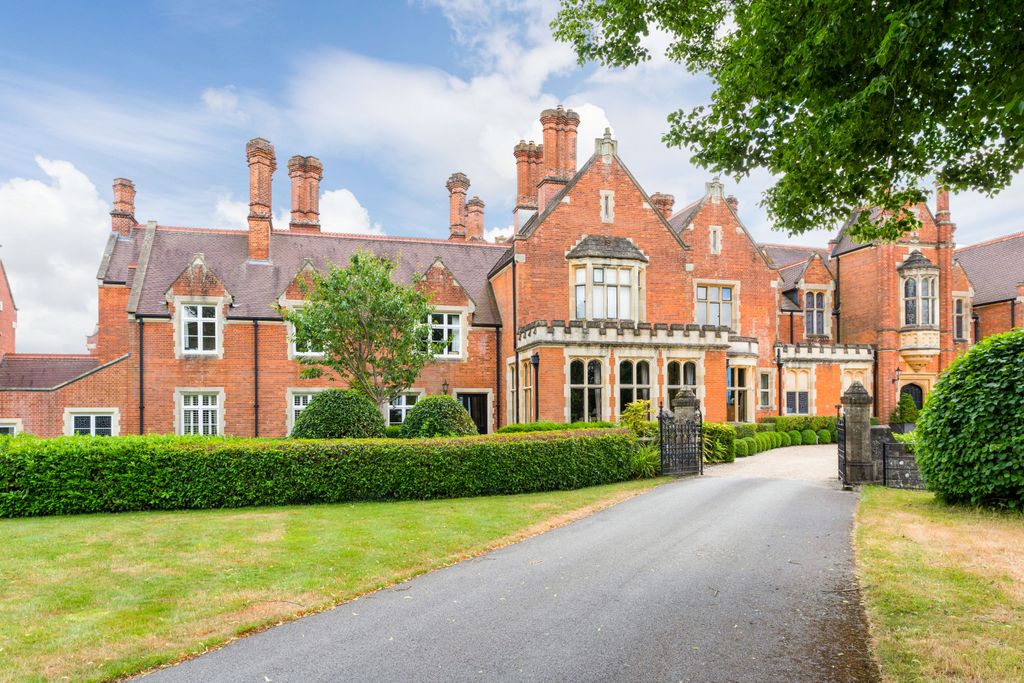 2 bed flat for saleStane Street, Billingshurst RH14