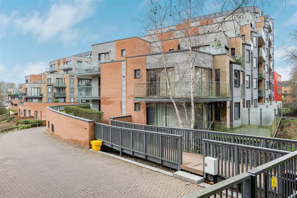 2 bed flat for saleRiverside View, 5-9 Berkeley Avenue RG1 photo 2