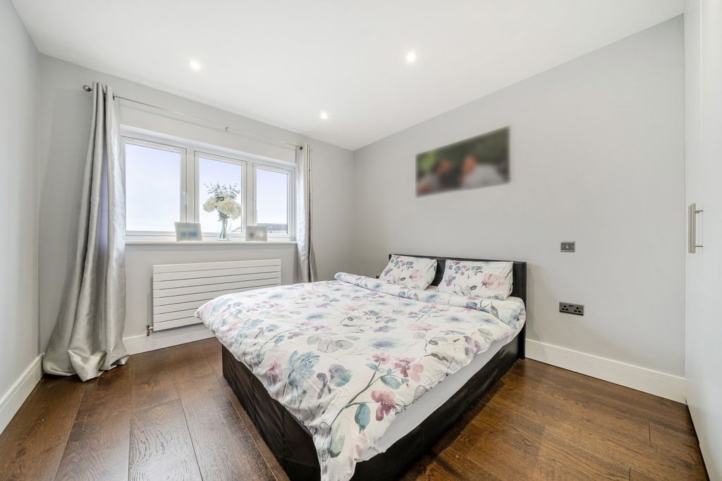 Additional image 7 of 5 bed semi-detached house for saleBrasted Close, Bexleyheath DA6