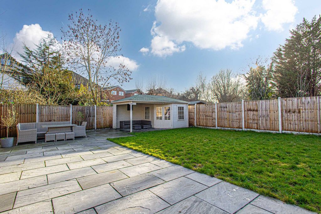4 bed detached house for saleThundersley Park Road, Benfleet SS7 photo 4
