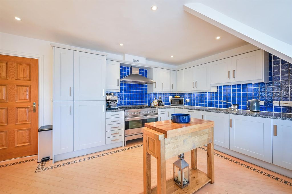 Additional image 9 of 2 bed flat for saleHolly Hill Park, Banstead SM7