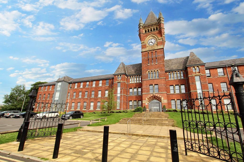 2 bed flat for saleOakhurst Drive, Birch Hill Clock Tower OL12