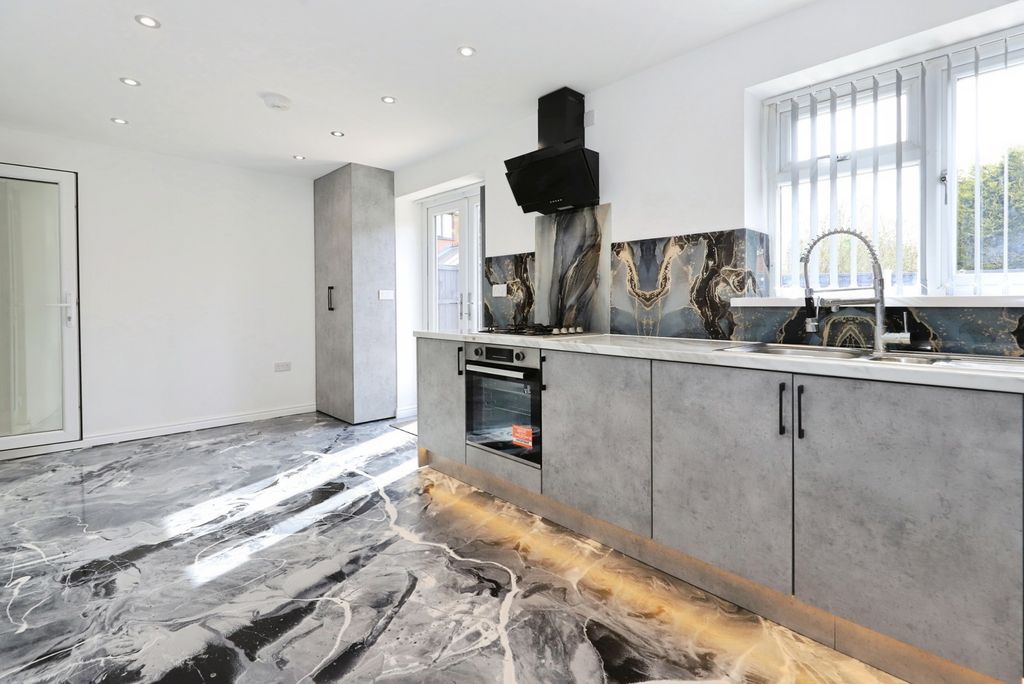 Additional image 4 of 4 bed semi-detached house for saleSheaves Close, Bilston, West Midlands WV14