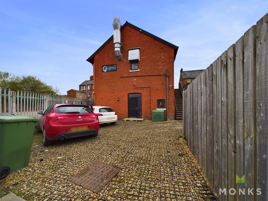 2 bed flat for saleOswald Road, Oswestry SY11