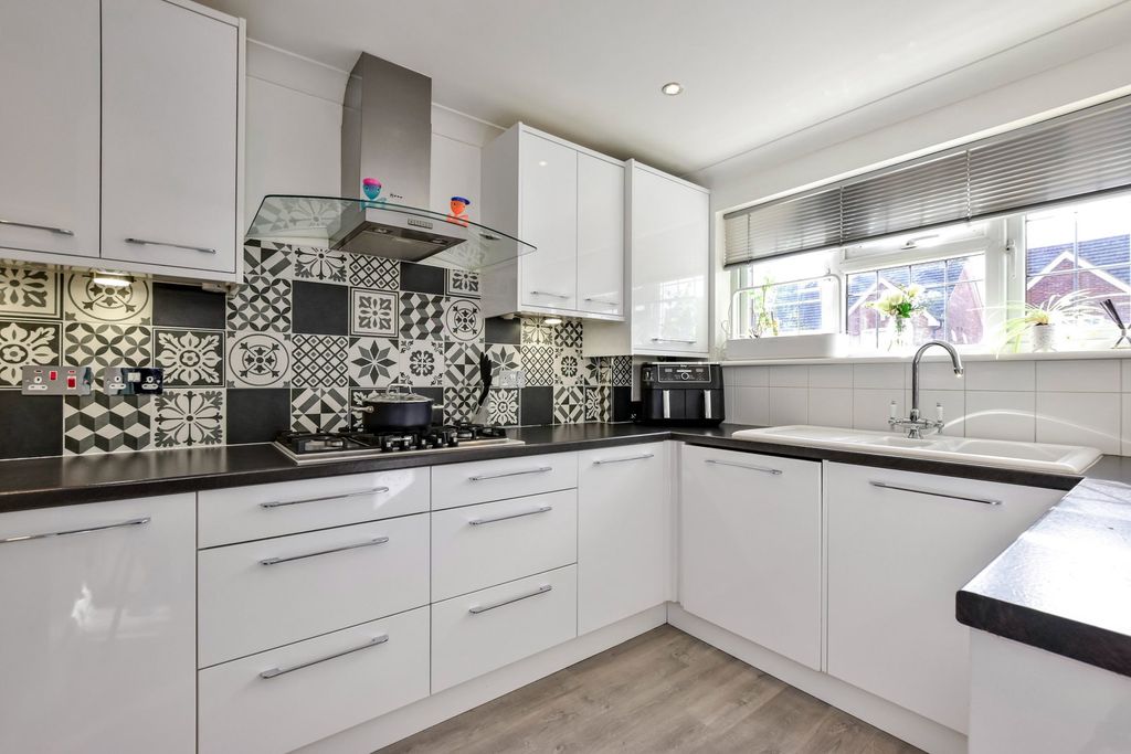 Additional image 2 of 4 bed semi-detached house for salePopes Road, Abbots Langley WD5