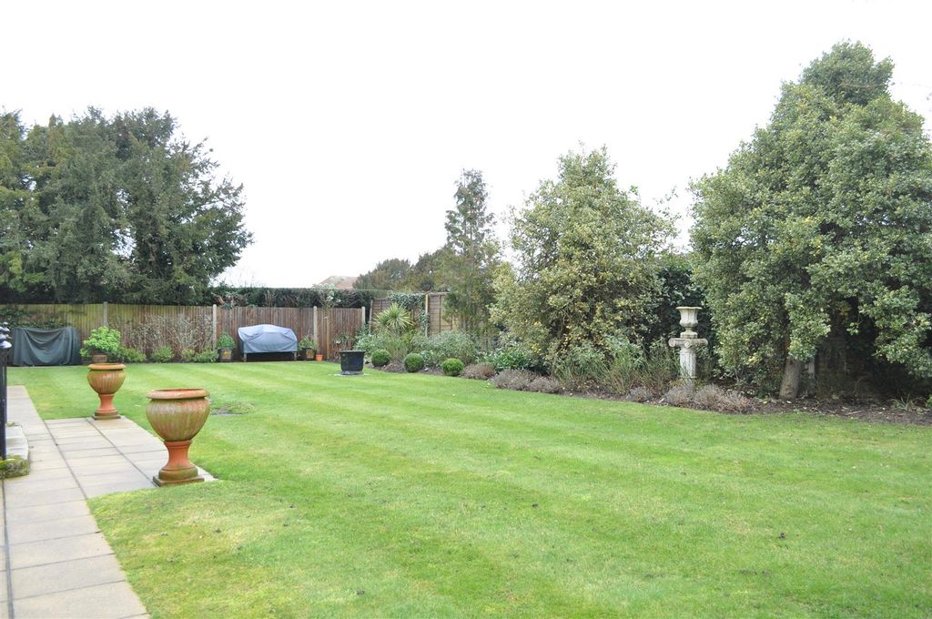 Additional image 2 of 3 bed flat for saleParkers Lane, Ashtead KT21