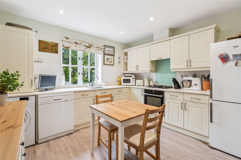 Additional image 2 of 2 bed flat for saleChesham Road, Berkhamsted, Hertfordshire HP4
