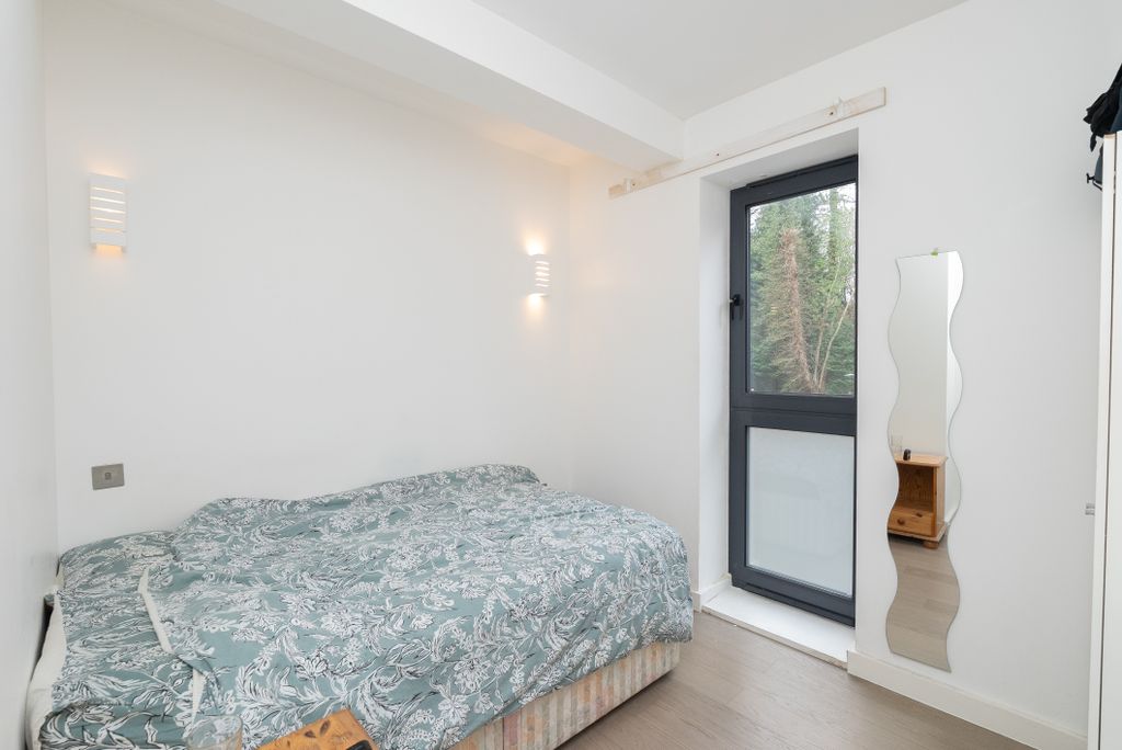 Additional image 4 of 1 bed flat for saleLincoln Road, Dorking RH4