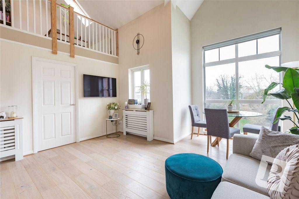 3 bed flat for saleKidman Close, Gidea Park, Romford RM2