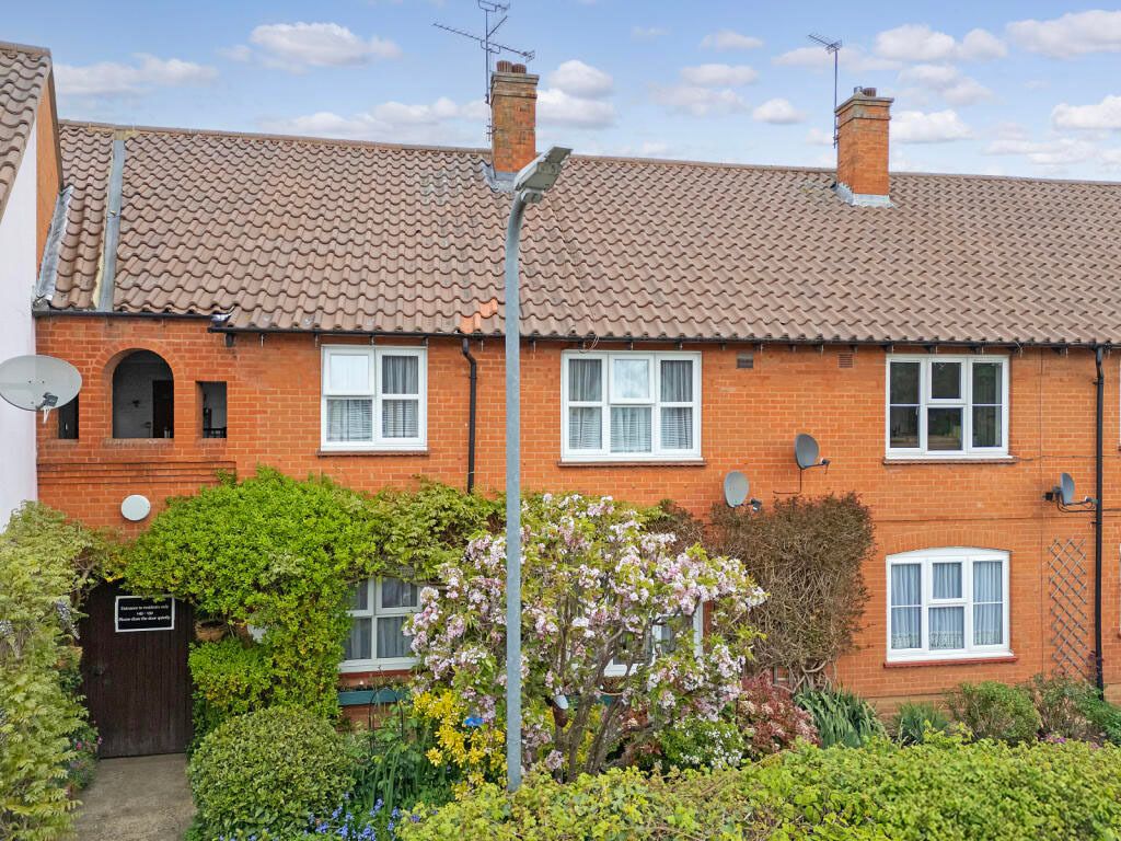 2 bed flat for saleCrouch Street, Noak Bridge, Basildon, Essex SS15