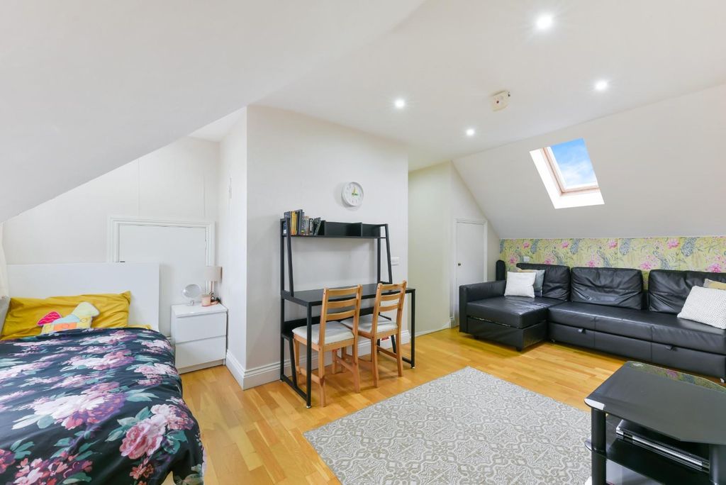 Additional image 9 of 3 bed chalet for saleThe Oval, Banstead SM7