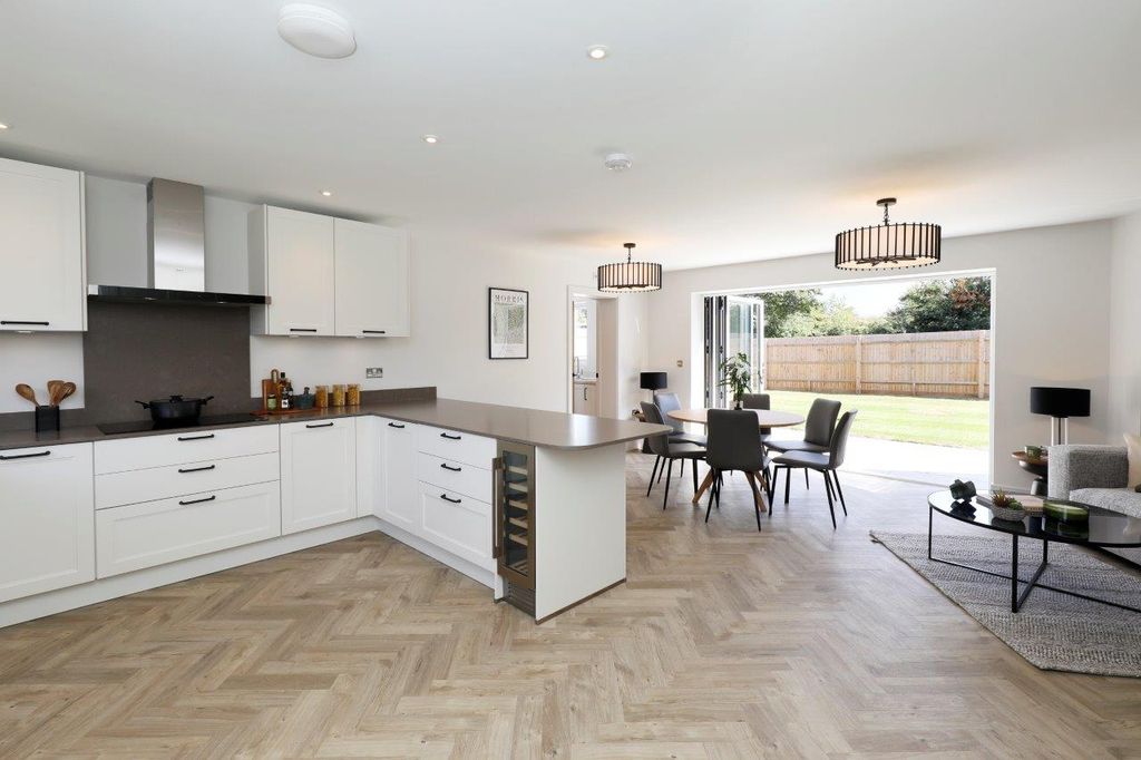 4 bed detached house for saleRoyal Oaks, Banstead SM7
