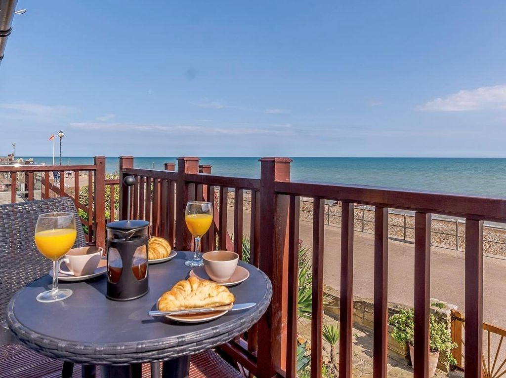 2 bed flat for saleChannel View, Bexhill-On-Sea TN40