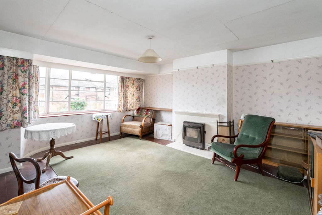 2 bed flat for saleDowns View, Pixham RH4 photo 3