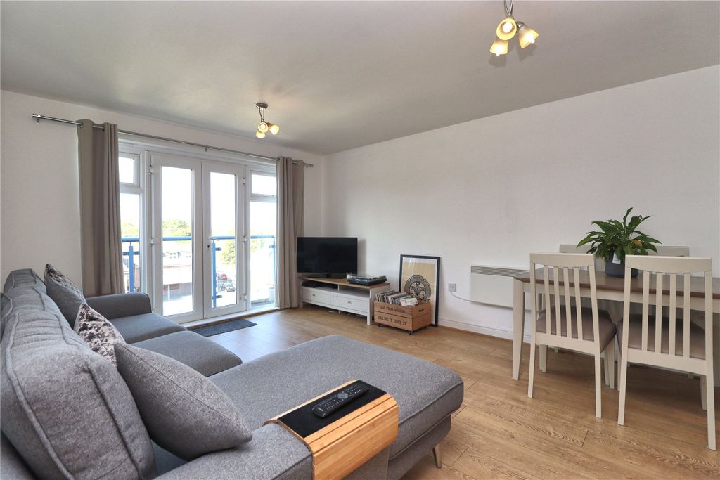 2 bed flat for sale101 Goldsworth Road, Woking, Surrey GU21