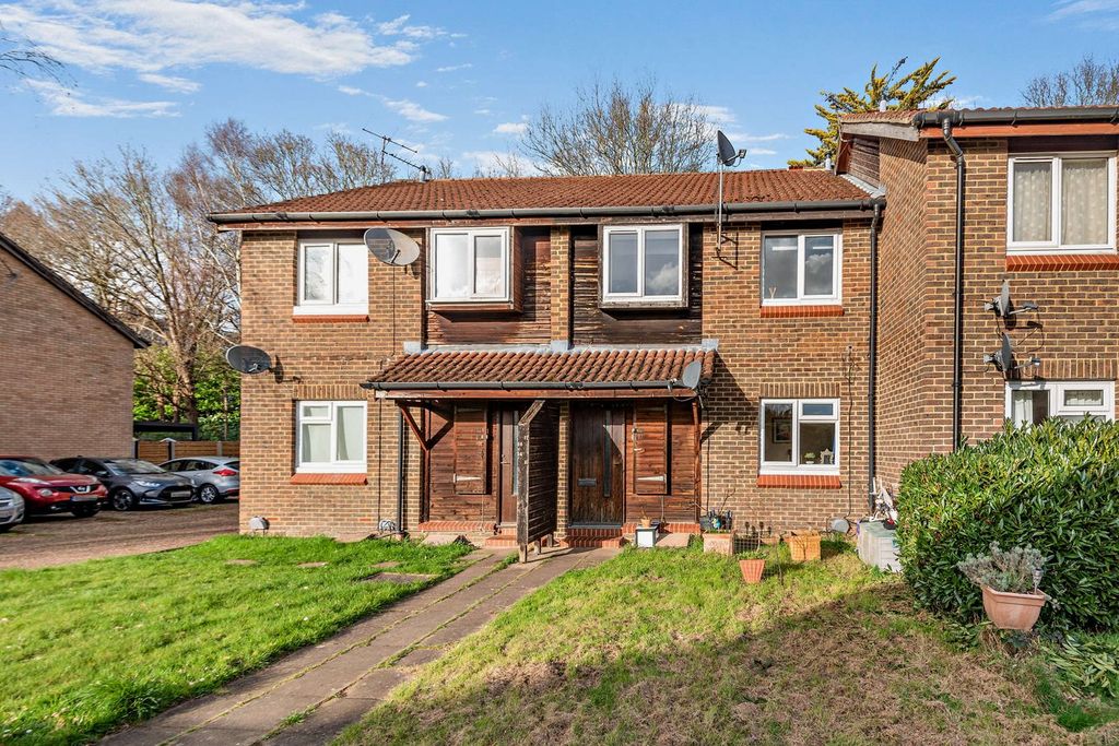 1 bed flat for saleWillowmead Close, Woking GU21