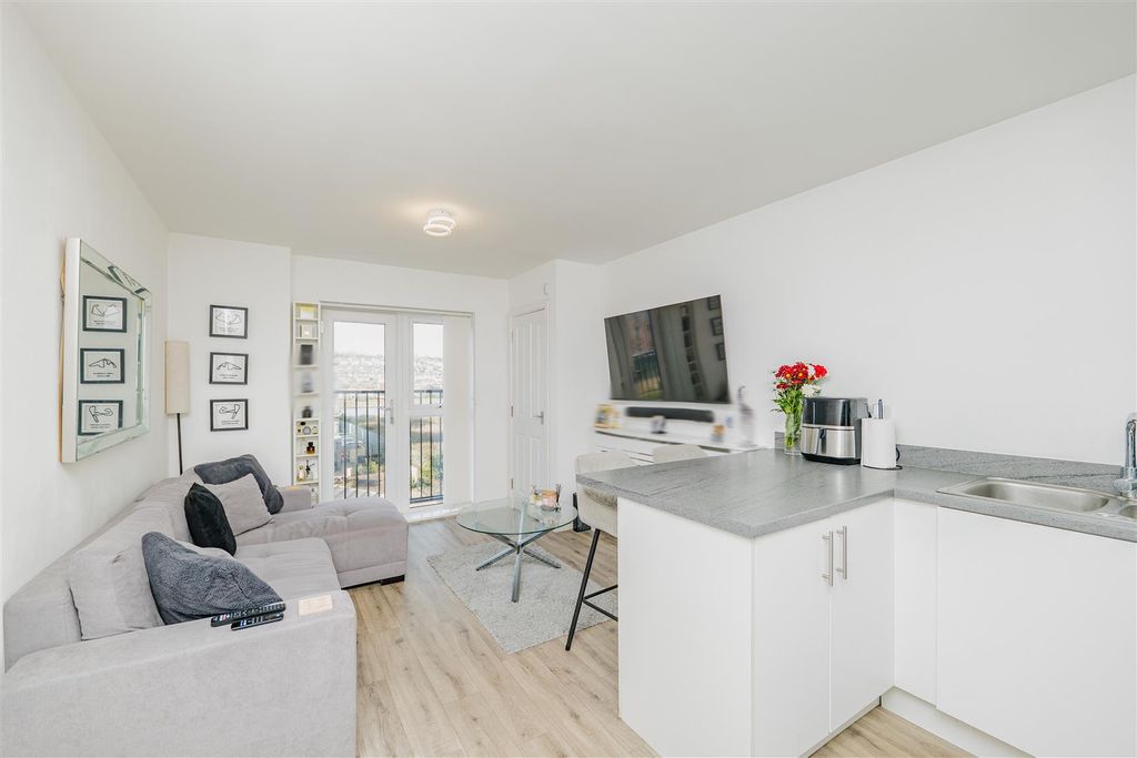Additional image 3 of 2 bed flat for saleFfordd Penrhyn, Barry CF62
