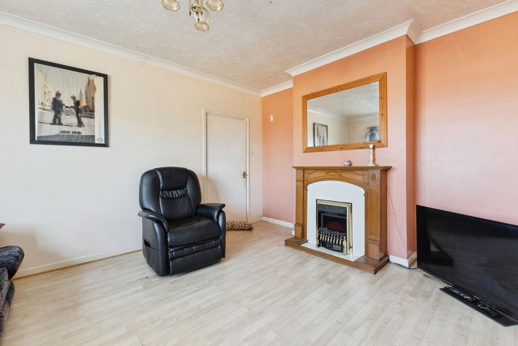 3 bed flat for saleStation Road, Attleborough, Norfolk NR17 photo 4