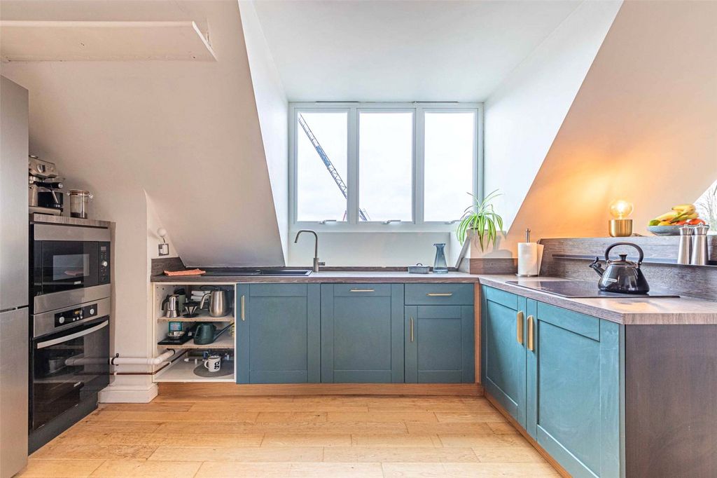 Additional image 8 of 2 bed flat for saleHigh Street, Berkhamsted, Hertfordshire HP4