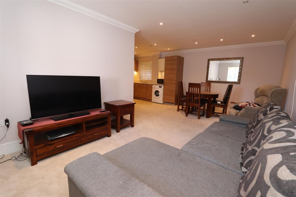 Additional image 8 of 2 bed flat for saleHigh Street, Billericay, Essex CM12