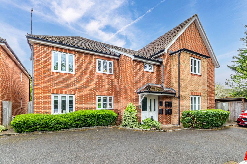 2 bed flat for saleNew Haw, Addlestone, Surrey KT15