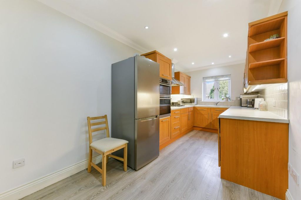 Additional image 7 of 3 bed chalet for saleThe Oval, Banstead SM7