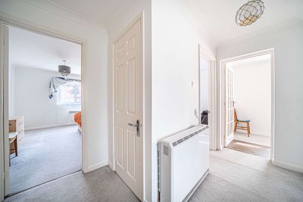 2 bed flat for saleThe Laurels, Andover SP10 photo 3