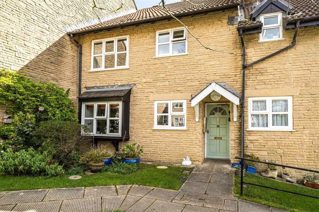 2 bed flat for saleHanover Court, Beaminster DT8