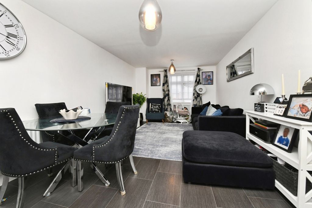 Additional image 4 of 2 bed flat for saleBadger Mount, Braintree, Essex CM7