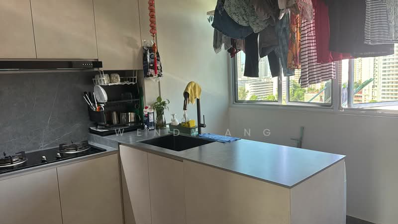 103 Henderson Crescent photo 3