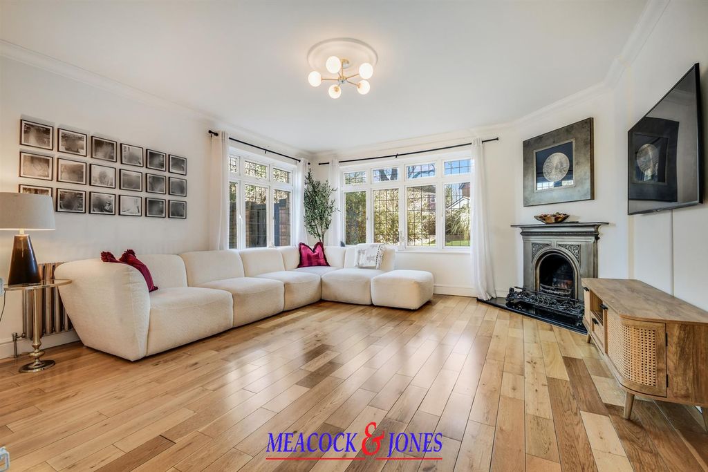 Additional image 3 of 5 bed detached house for saleMount Avenue, Hutton Mount, Brentwood CM13