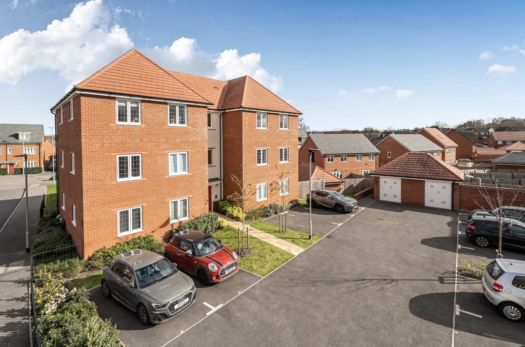 Additional image 10 of 2 bed flat for saleWalton Heath, Binfield, Bracknell RG42