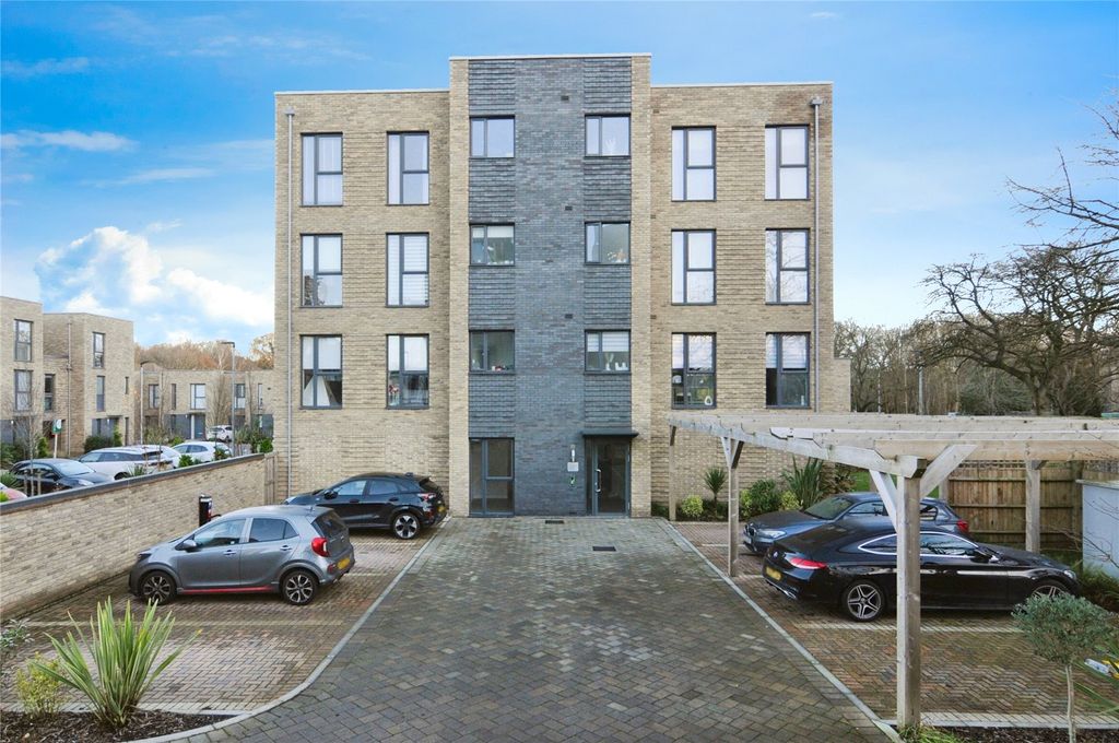 2 bed flat for salePeregrine Drive, Brentwood, Essex CM13
