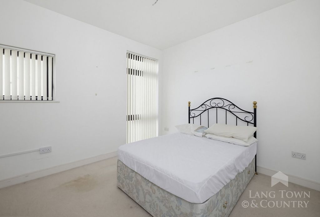 Additional image 11 of 2 bed penthouse for saleThe Azure, Cliff Road, The Hoe PL1