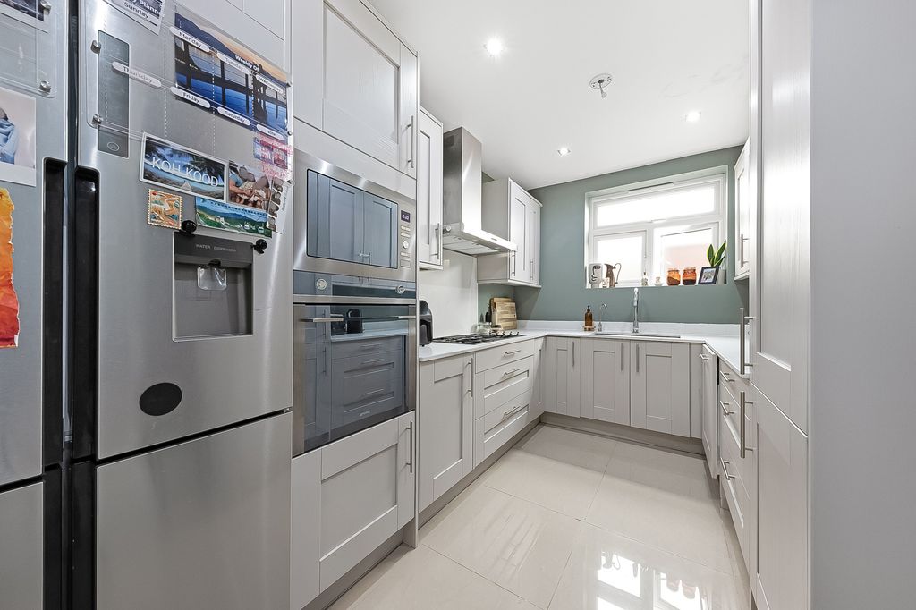 Additional image 3 of 3 bed flat for salePalace Grove, Bromley BR1