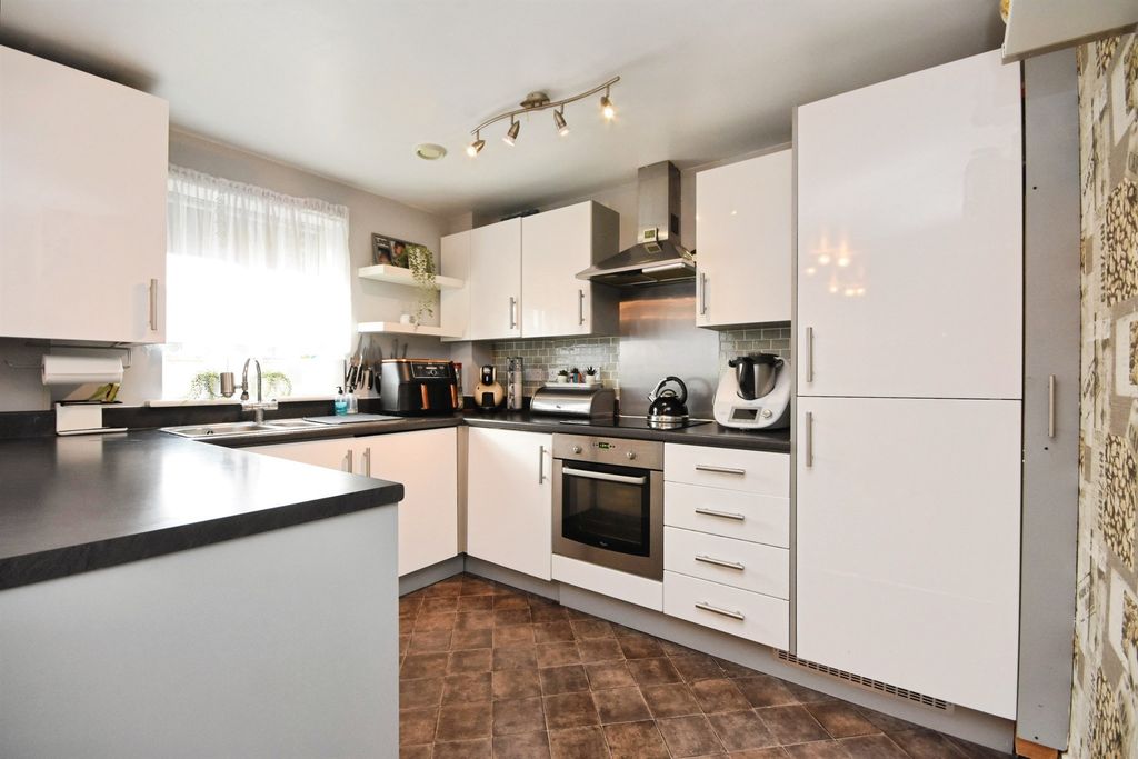 Additional image 7 of 2 bed flat for salePerryfields, Braintree CM7