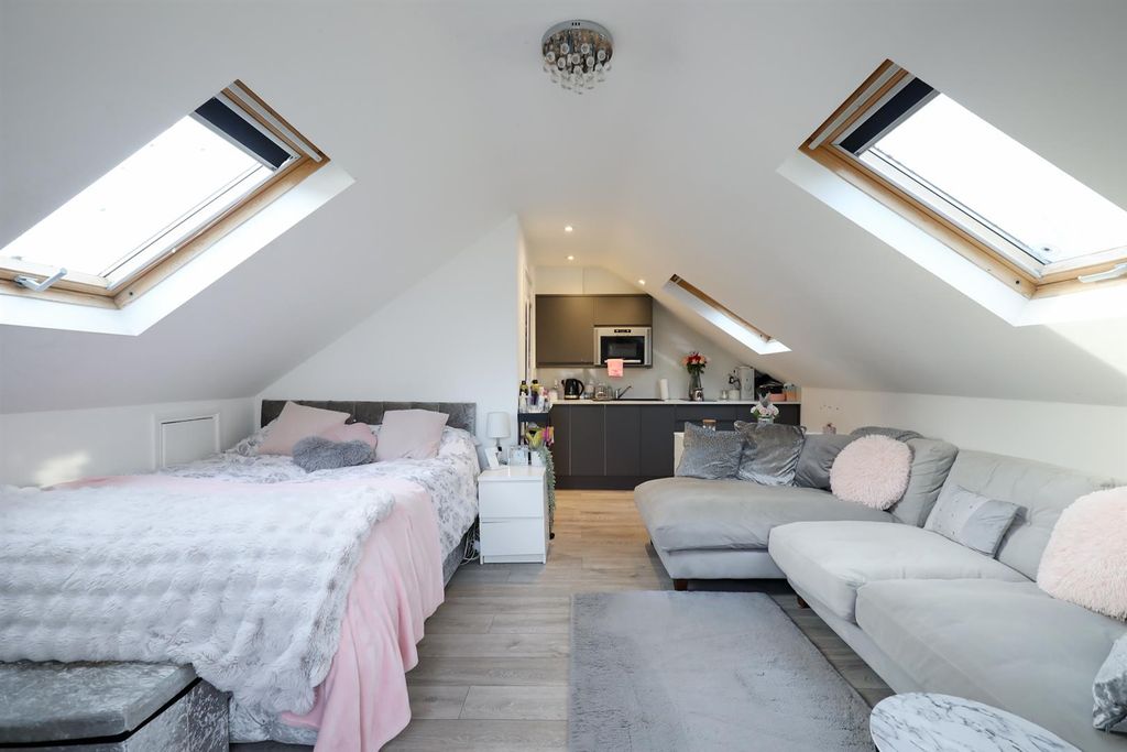 Additional image 15 of 6 bed detached house for saleGoughs Barn Lane, Warfield RG42