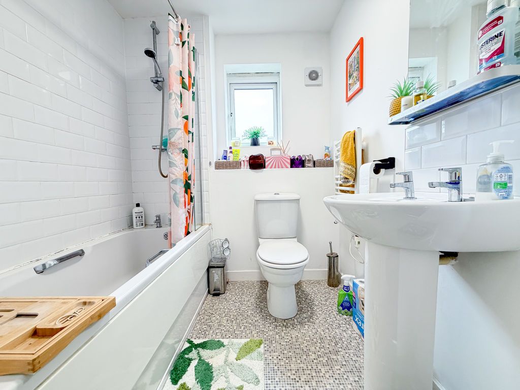 2 bed flat for saleCromwell Ford Way, Stella Riverside NE21 photo 4