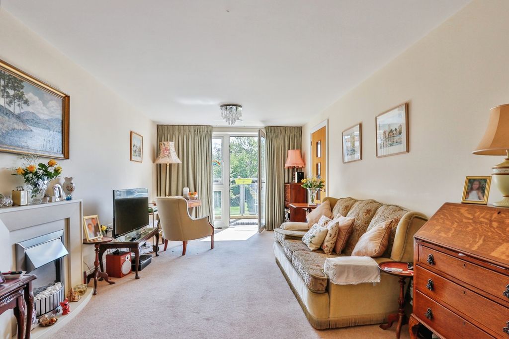 1 bed flat for saleMacaulay Road, Broadstone, Dorset BH18 photo 2