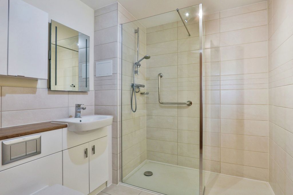 2 bed flat for saleMacaulay Road, Broadstone, Dorset BH18 photo 5