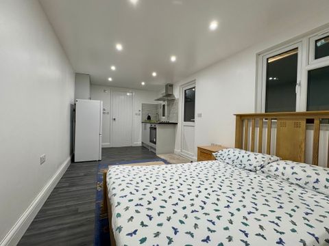 Rushdene Crescent, Northolt UB5, Studio to rent