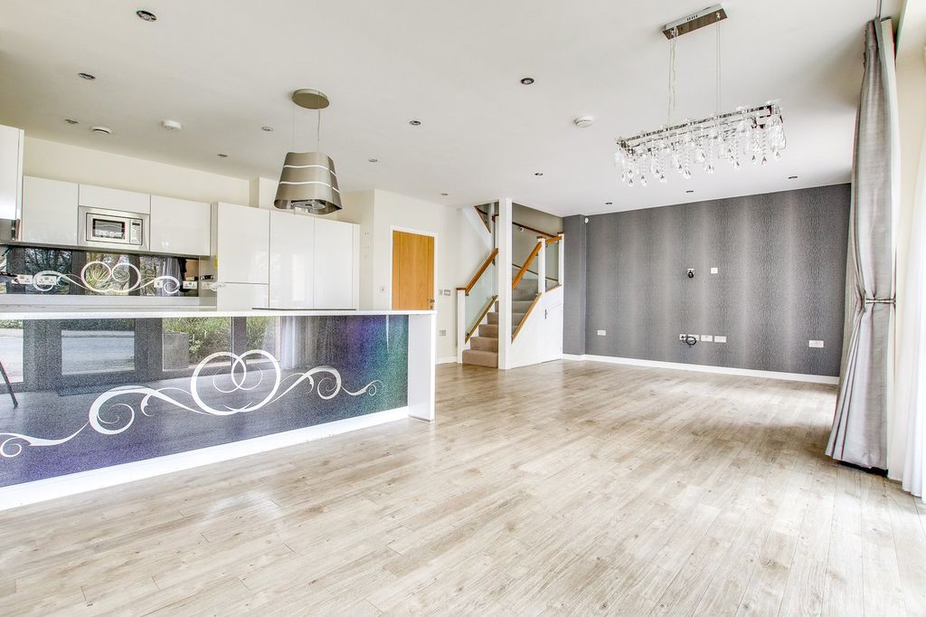 Additional image 7 of 2 bed flat for saleAlmansa Way, Lymington SO41